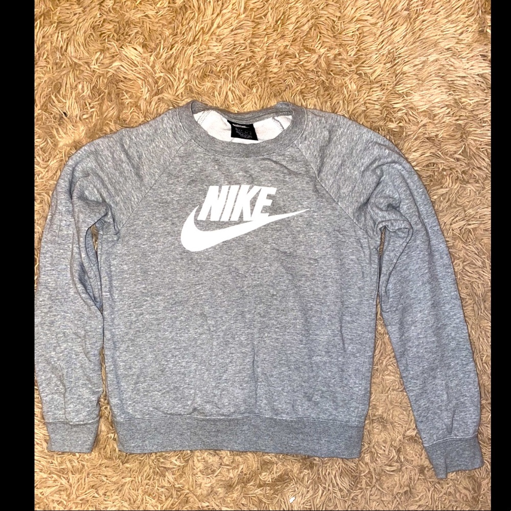 Gray Nike essential crewneck
